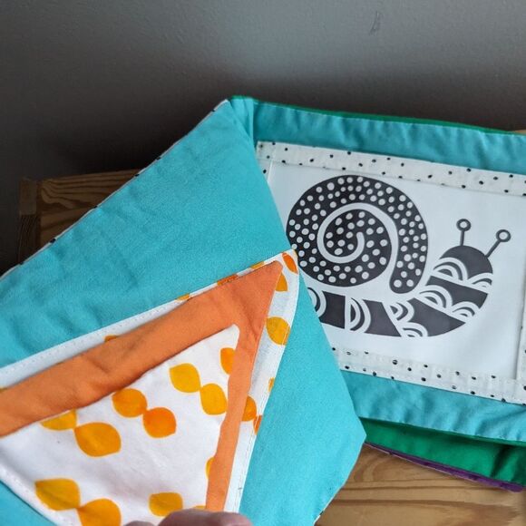 Lovevery soft book charmer looker - Picture 3 of 6